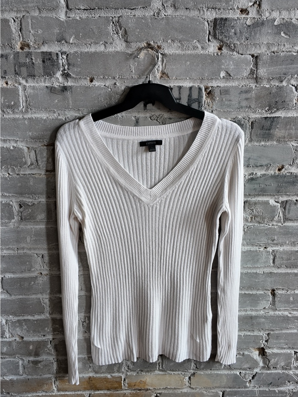 ExpressWhite Ribbed V-Neck Knit Sweater L